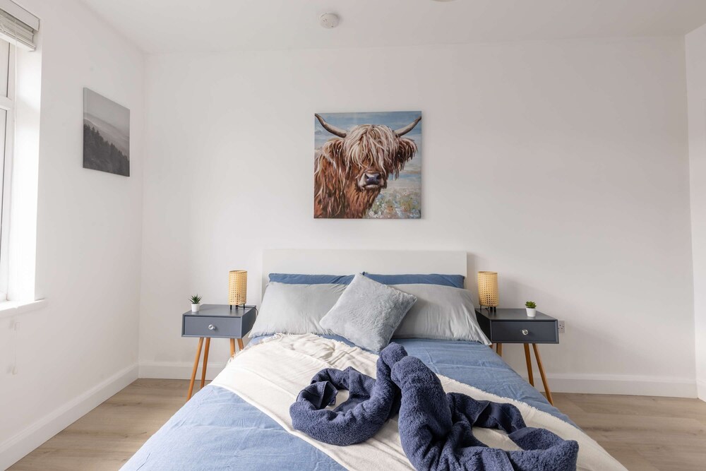 Free Parking - 4 Bedroom House