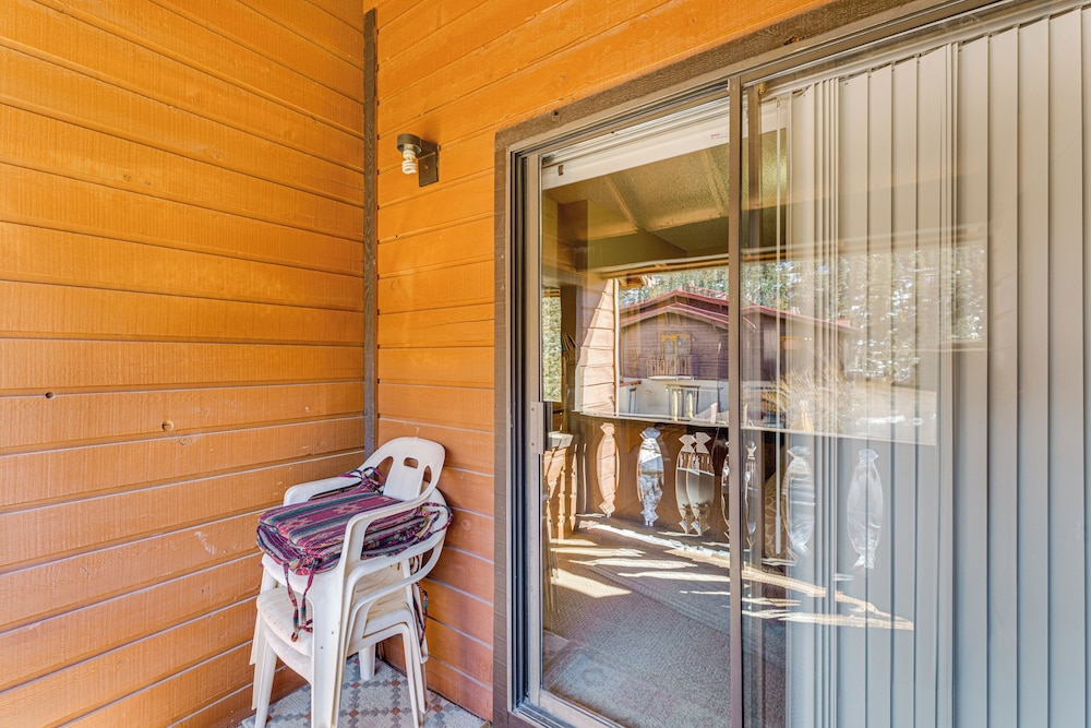 < Half-mi to Red River Ski Area: Townhome w/ Patio