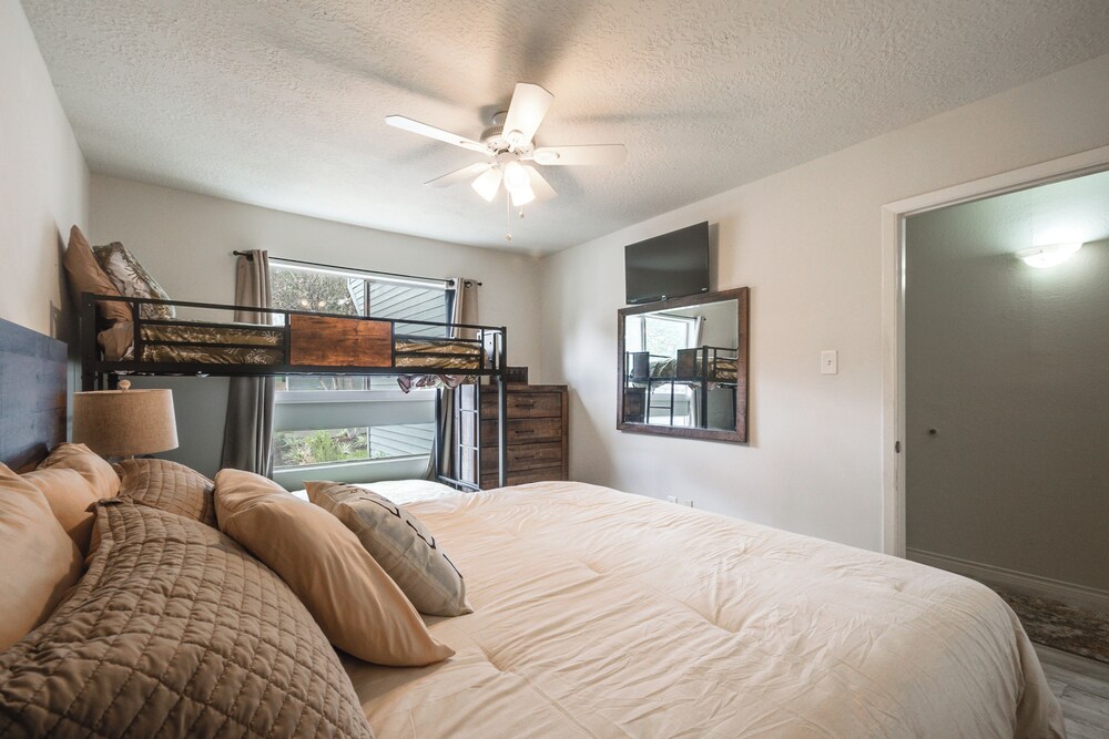 Lake Conroe Condo: Patio & Water Views view 3