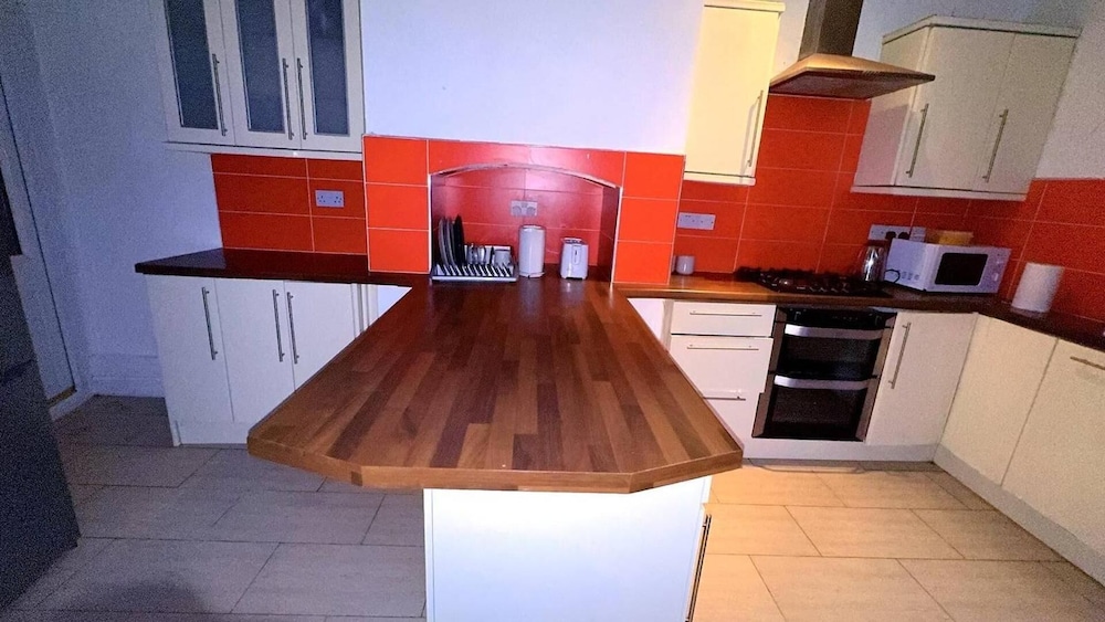 Spacious House- Parking, Garden & Central Location