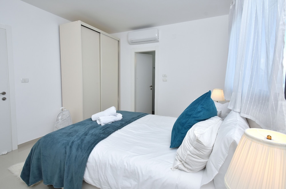 Ariston Luxury Garden Apt W Private Pool view 5