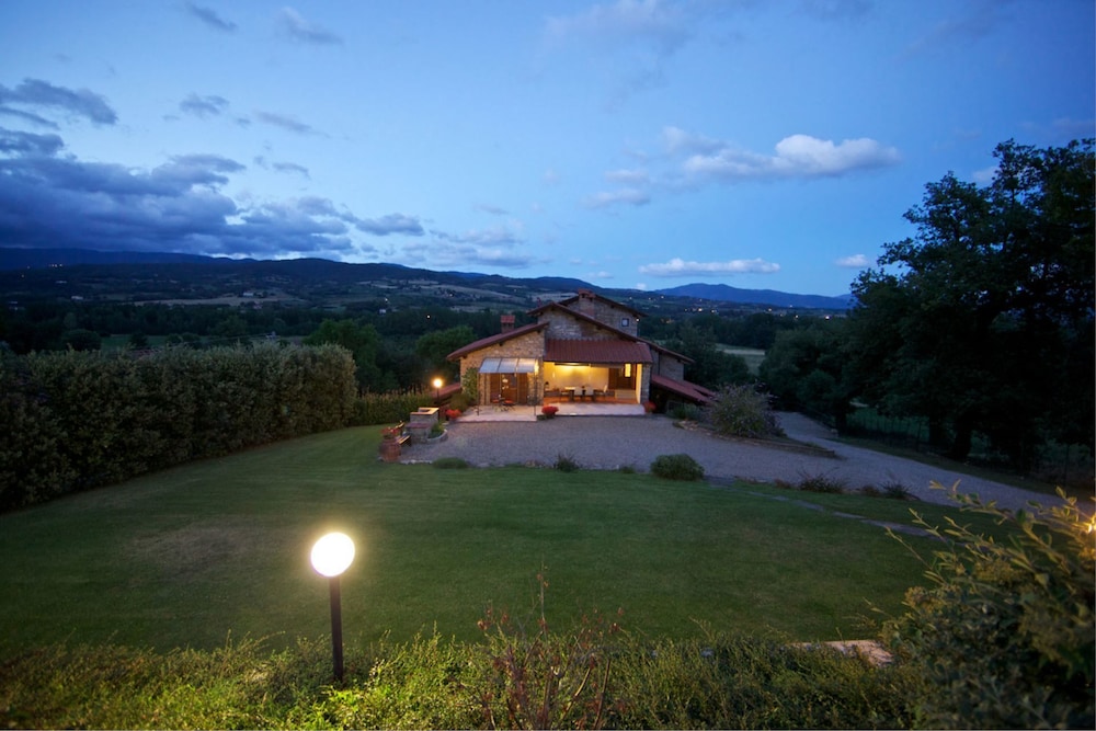 Wonderful private villa for 10 people with private pool, WIFI, TV, terrace, pets allowed and par...