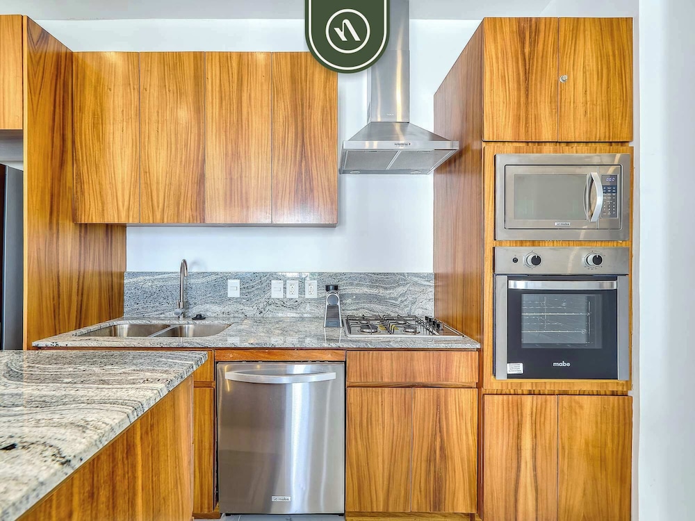 Great Design 1BR Condo - Rooftop Pool