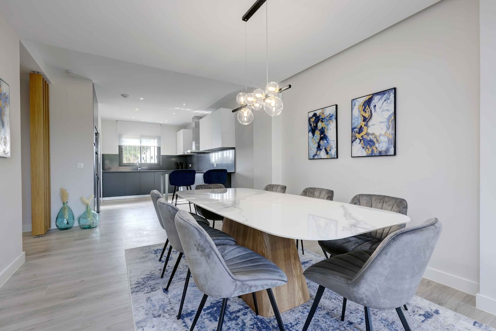 Modern Four Bedroom House With Golf Course Views