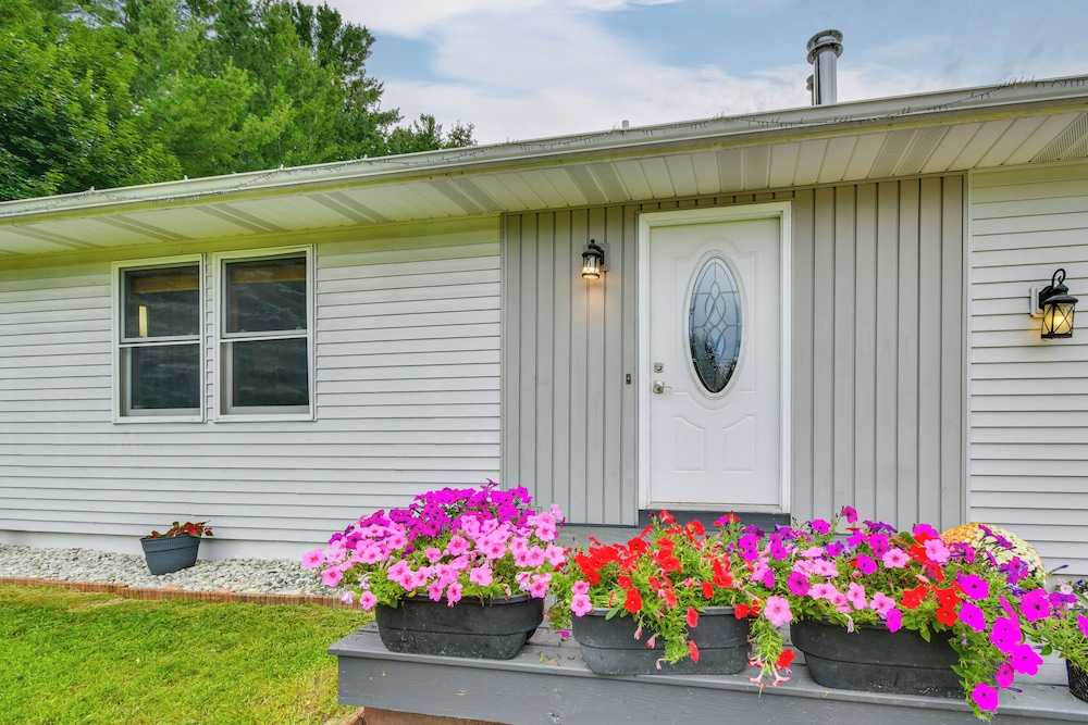 2 Mi to Turtle Creek Casino: Home w/ Game Room!