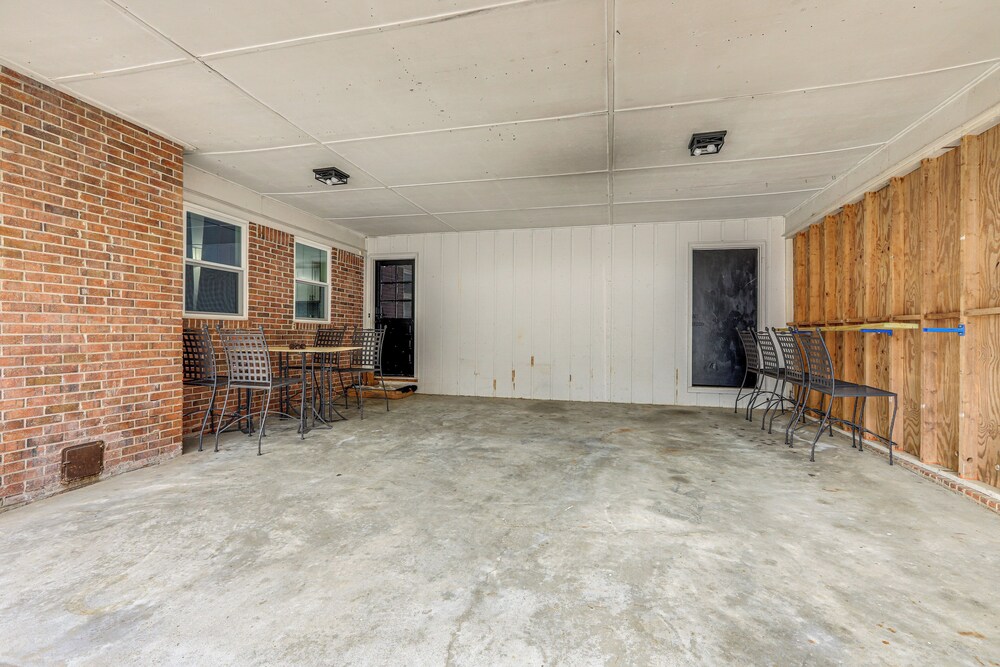 Near Lakes & Golfing: Spacious Loganville Home!