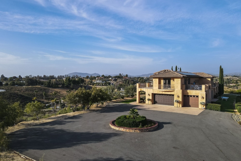 Palazzo Del Sol By Avantstay Breathtaking Home w Mountain Views Hot Tub