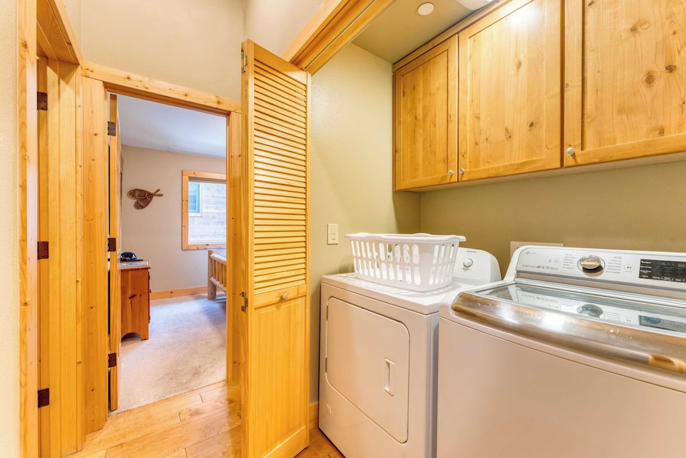 Washoe Chalet by Avantstay Game Room, Hot Tub, Putting Green & Fire Pit