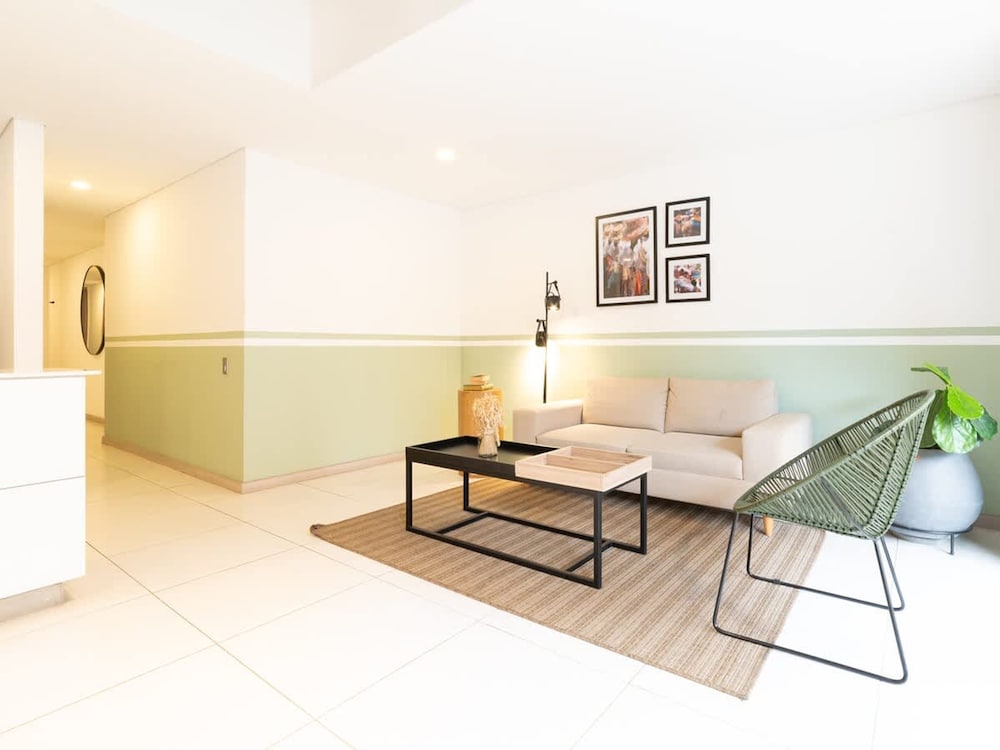 Panoramic 3 BR w Balcony in Laureles Medell n