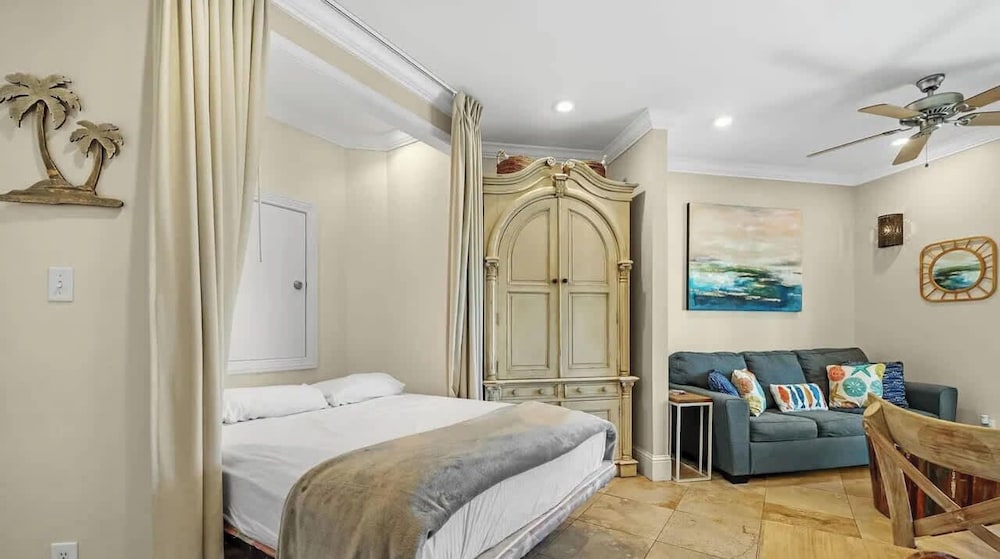 1 bed Beach Pools Waterfront Boating Palmaway