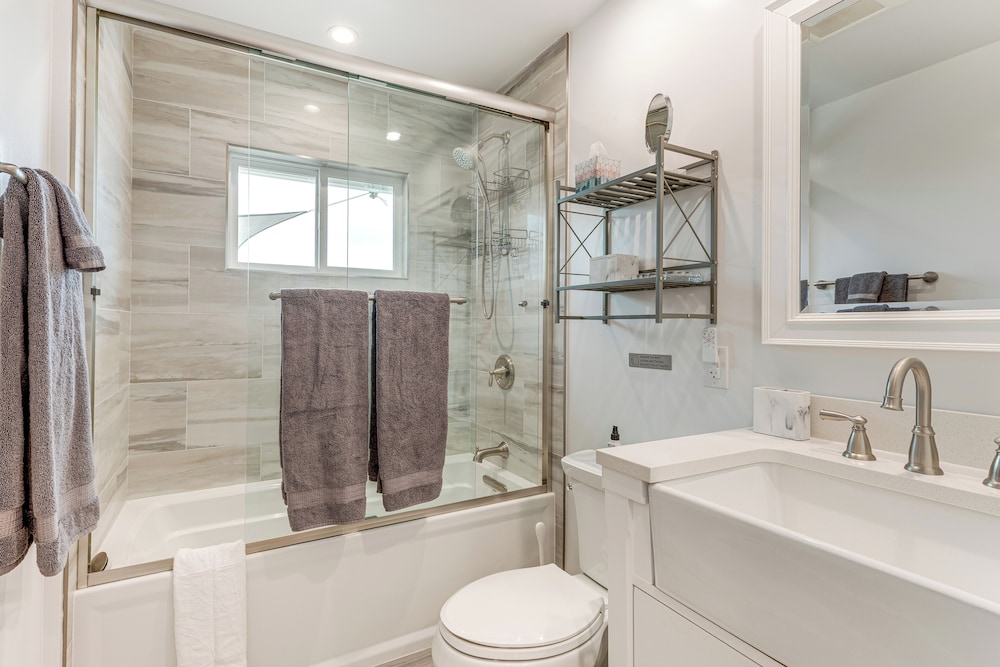 2 Mi to Lake Poway: Mtn-view Escape w/ Patio!