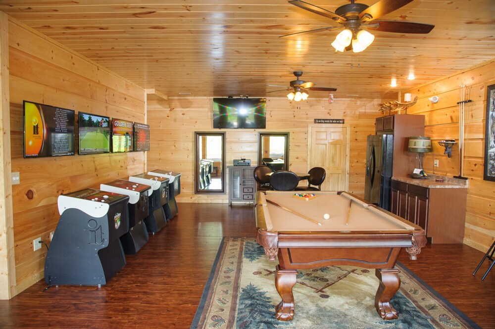 Breathtaking 14BR Cabin: Elevator Views Games Hot Tubs Galore, Billede 7