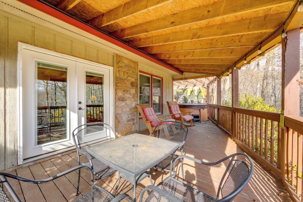 Walk to Golf Course, Mtn-view Maggie Valley Duplex