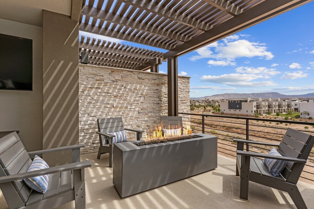 Canyon Country Oasis 6 Bedroom Townhouse