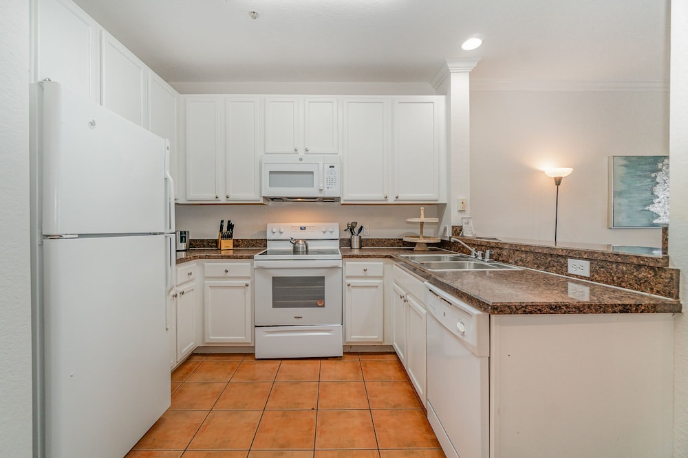 Upstay Modern 3BR Condo Pool Patio Near Disney