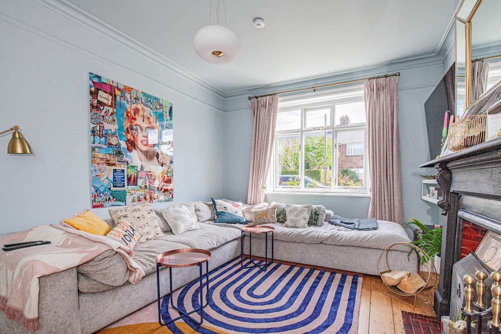 Charming 3BD Oasis 3 Min Walk From Beach Front!