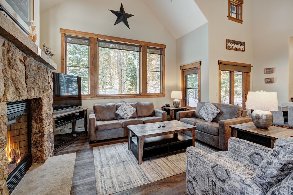 Spacious, Updated Townhome With Private Garage 3 Bedroom Condo