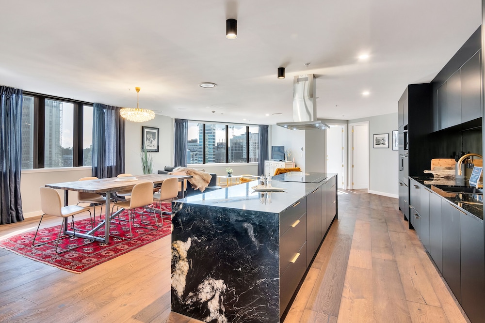 Luxe In The City w Two Car Parks - Image 5