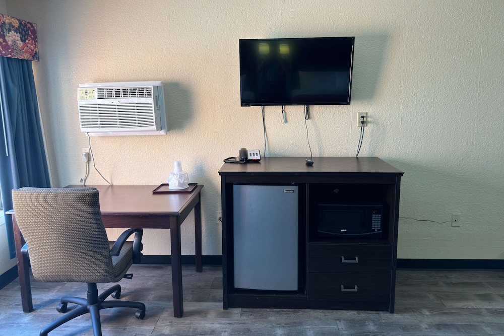 Econo Lodge - Property Image 10