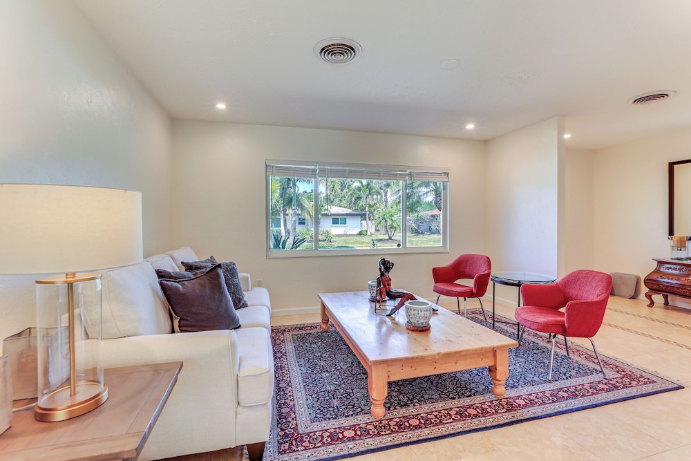 Poolside Oasis 6 Mi to Beaches: Sarasota Hideaway!