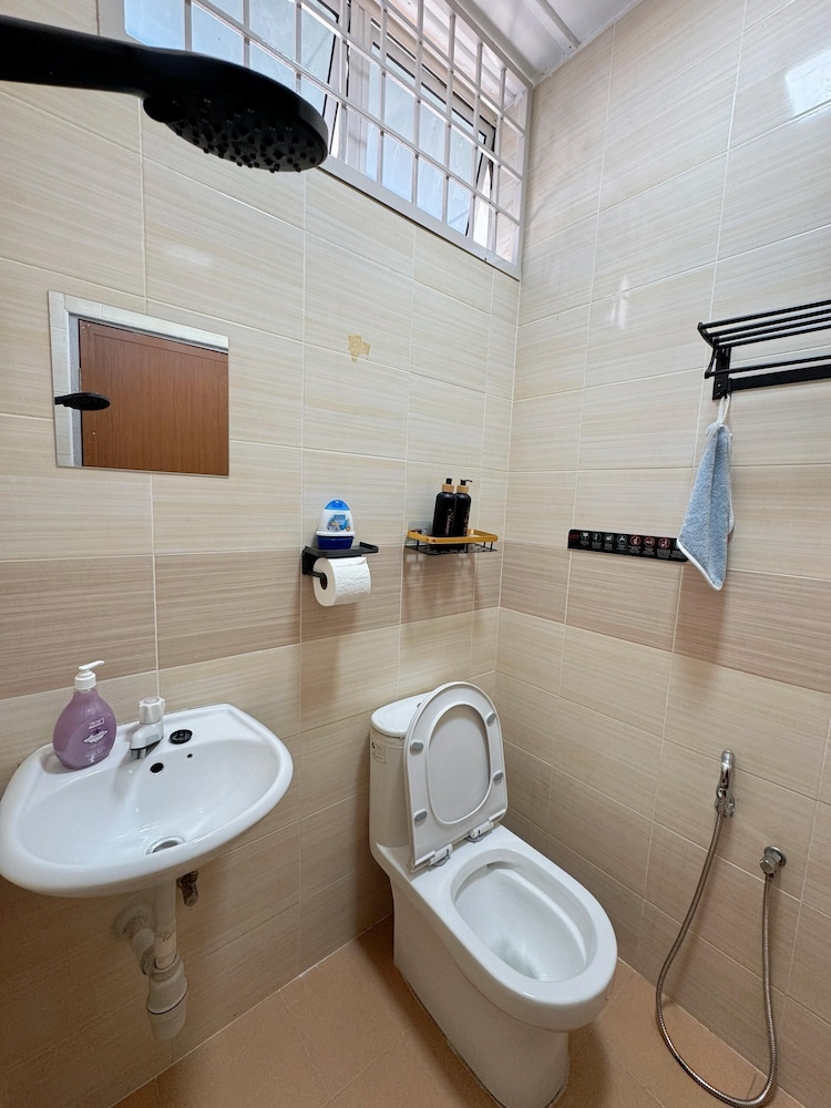 Comfy Tok Sira Home Kuantan 5 BR