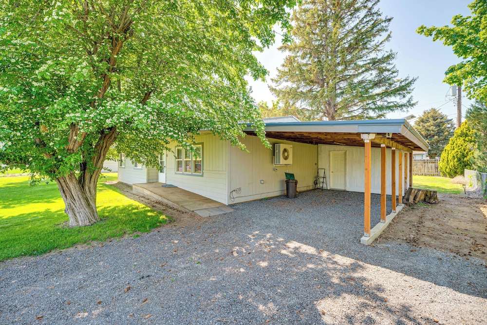 9 Mi to The Gorge: Updated Retreat w/ Yard!