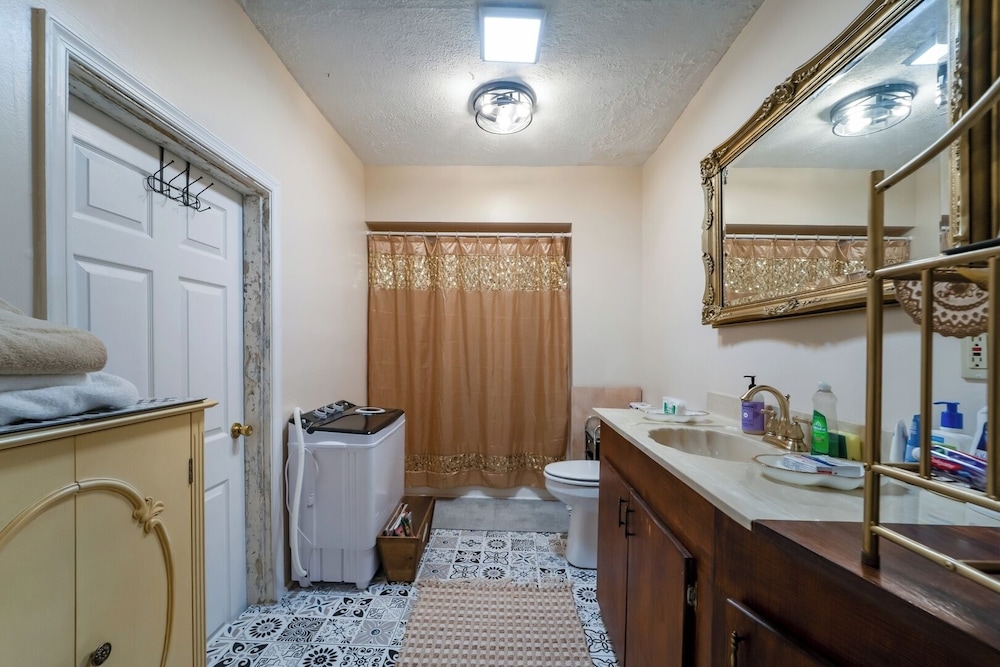 Central 4BR Historic Gem Near Colleges
