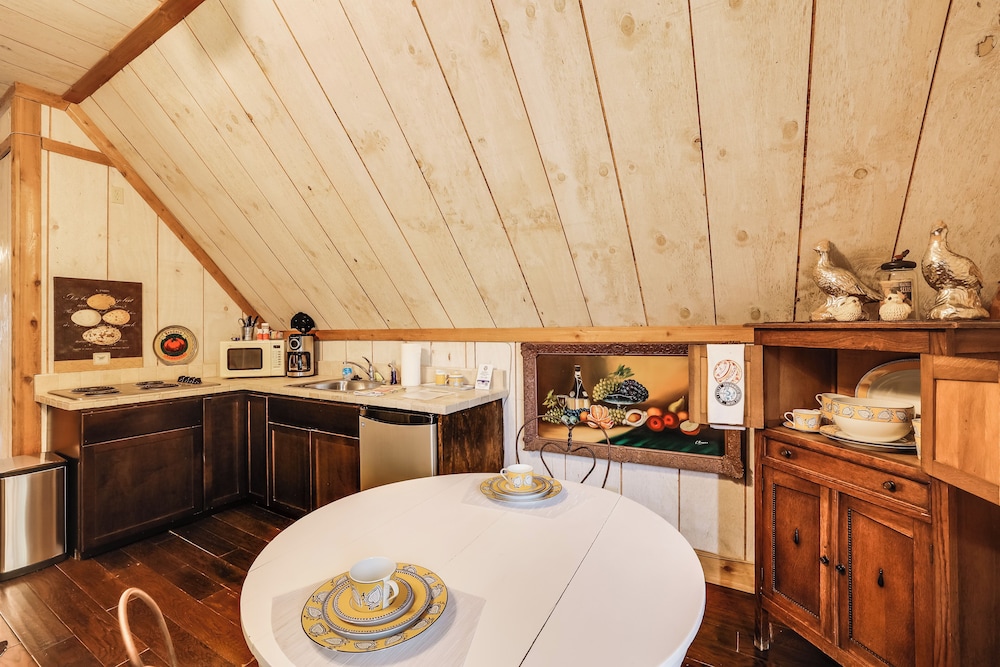 Chic 'tree House' Studio ~ 24 Mi to Bandera!