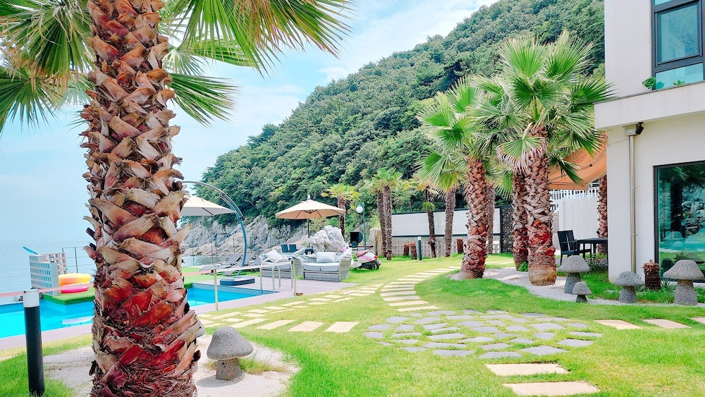 Namhae Orosy Bada Pool Villa & Pension