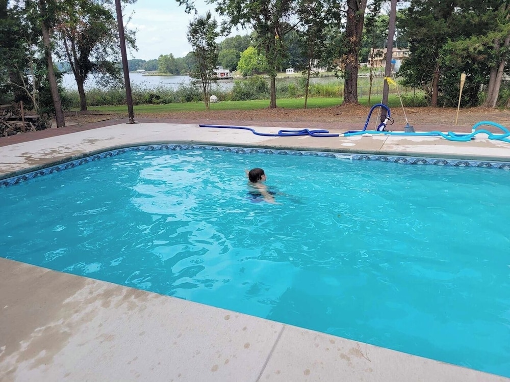 Spacious 4BR Home w/ Pool Family Friendly