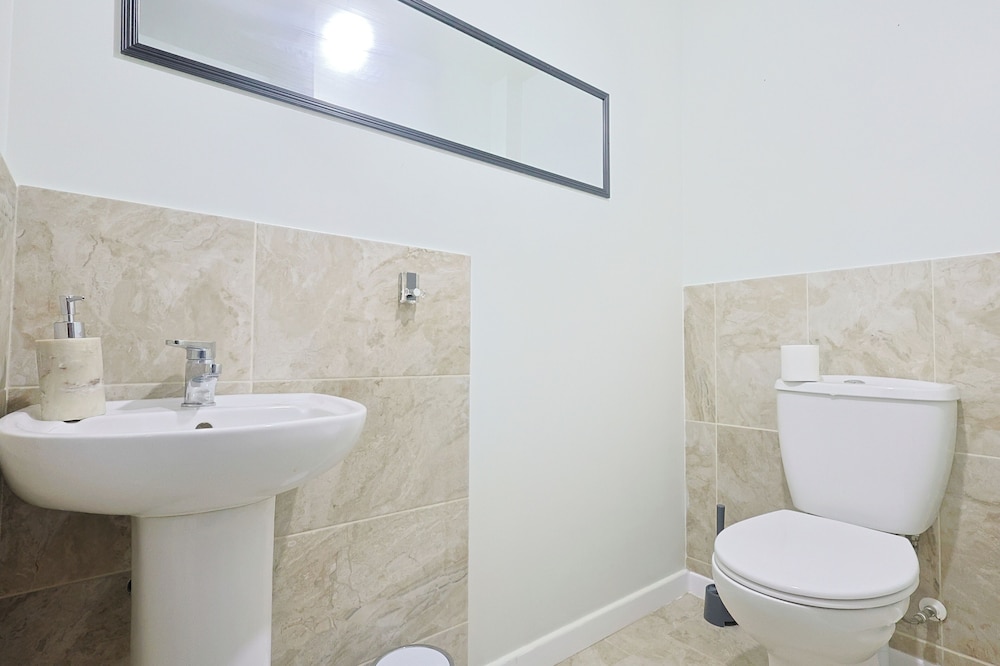 Manchester 3-beds, Sleeps 6 With On-site Parking