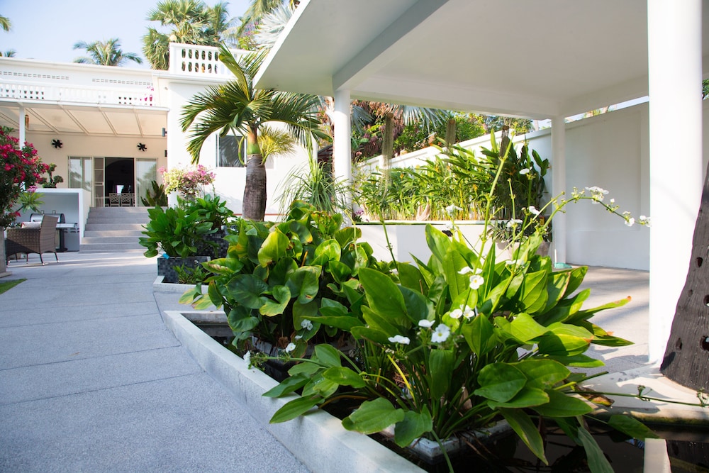 Blissful Tropical Stay at SeaLaVie Villa