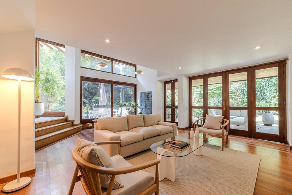 w Incredible 5BR House w Jacuzzi in El Poblado