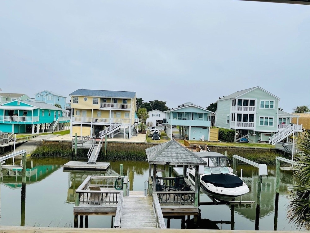 Beach Bells 4 Bedroom Home by RedAwning