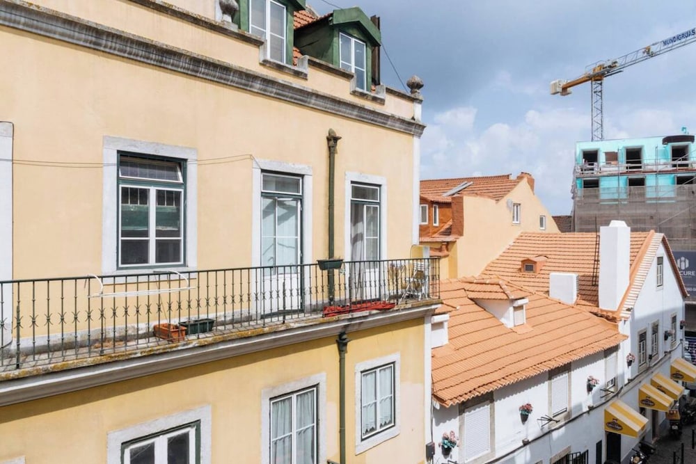 Central Hidden Gem, Rustic Modern 2 Bedroom Flat