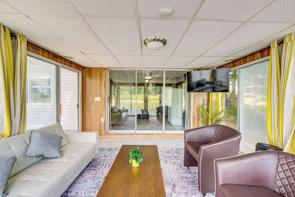 Cozy House on Meadowbrook Lake: Serene, Scenic!
