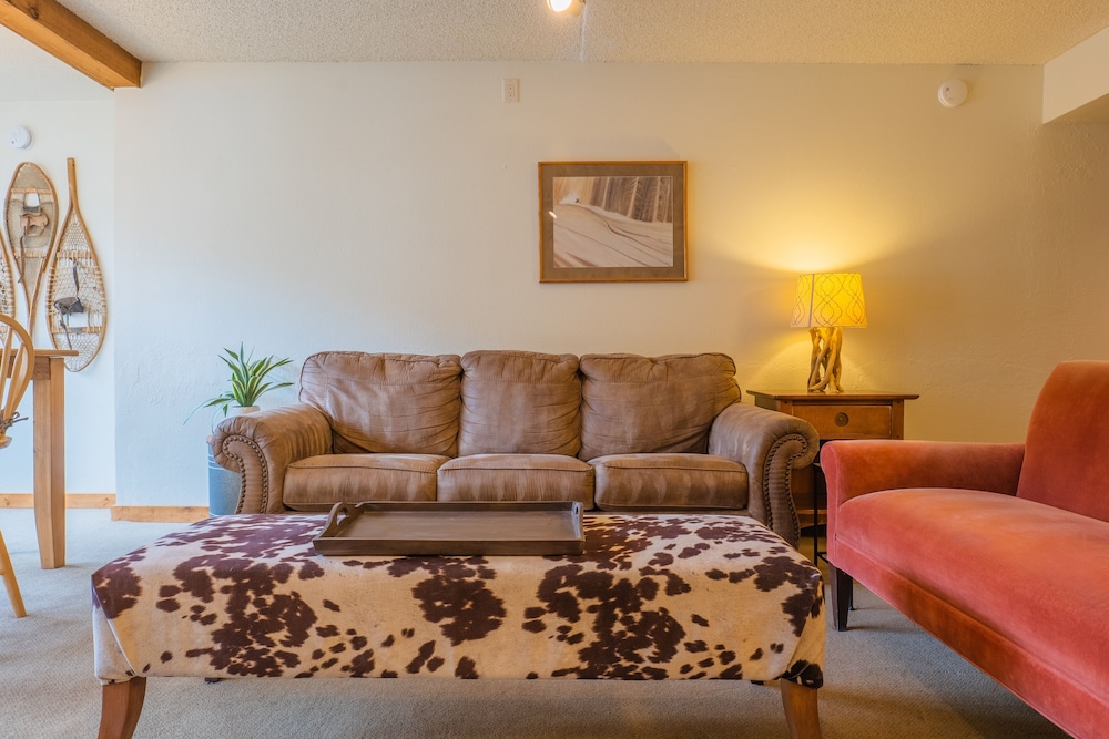Comfortable Cozy Condo - Short Walk to American Eagle Lift - SH402 by RedAwning