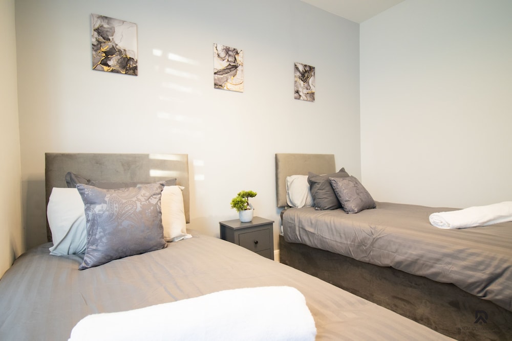 London Apt - Sleeps 4 - Parking - Wifi