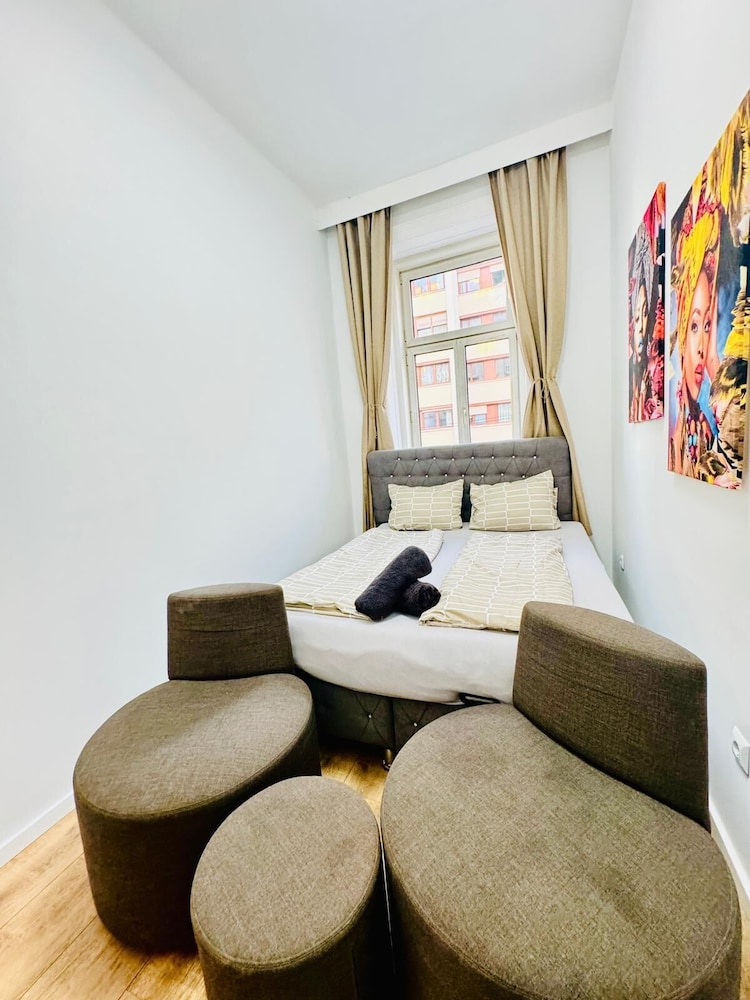 Family 9BR Apartment Near Augarten