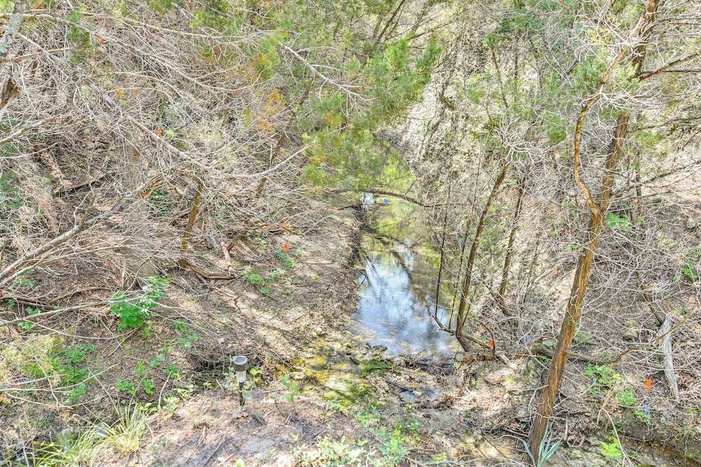 Hot Tub & Valley Views: Hidden Gem in Texas