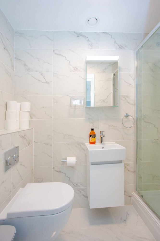 Bright 1 Bedroom Apartment in West London