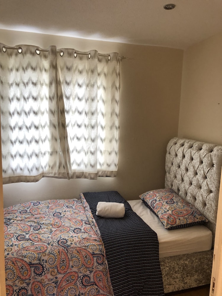 Lovely 3-bed House in Farnham Royal Slough view 4