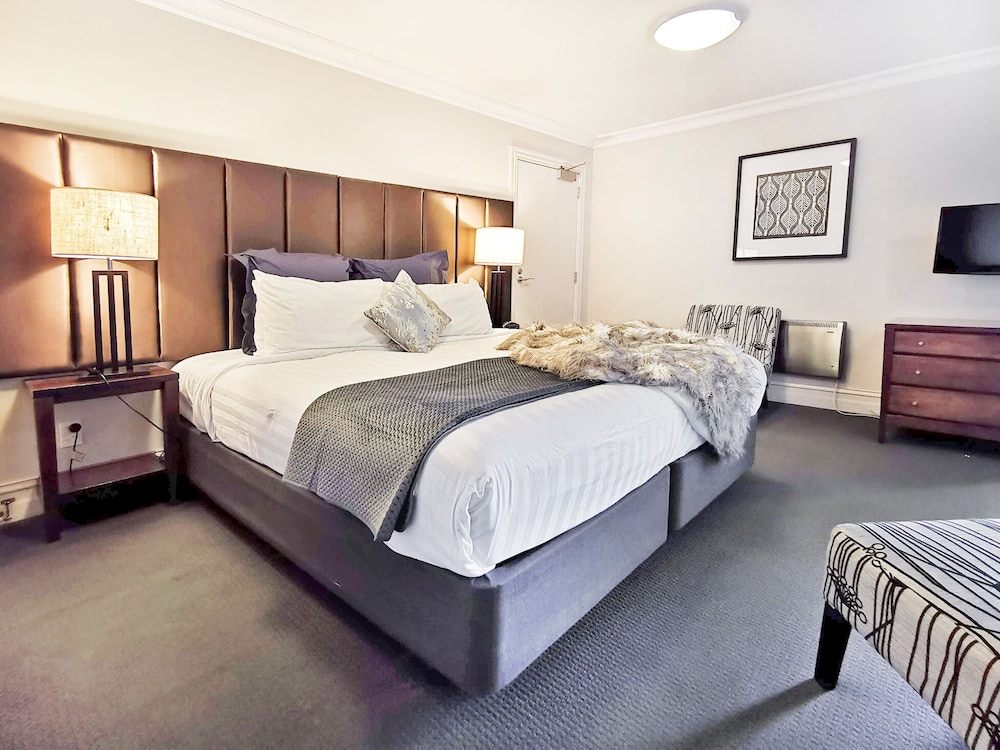 Modern Spacious Town Center Unit with Lake View view 2