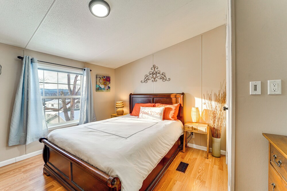 Half-mi to Lakemont Park: Family-friendly Home!