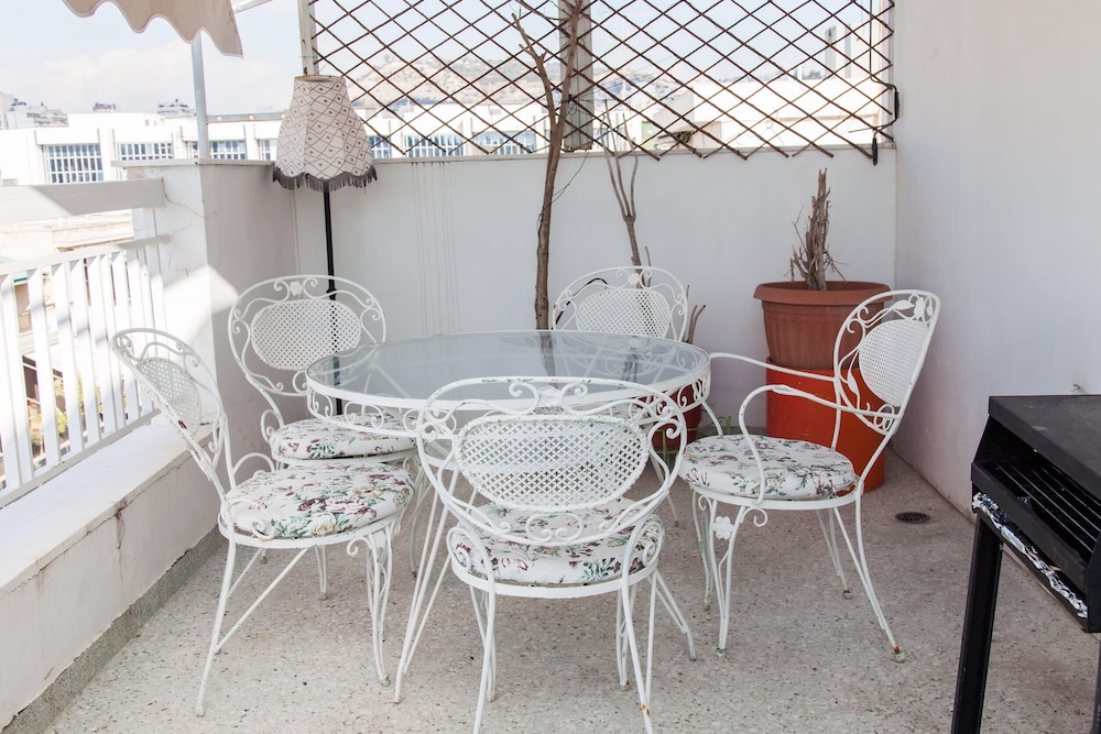 Cozy apt in Central Athens with view