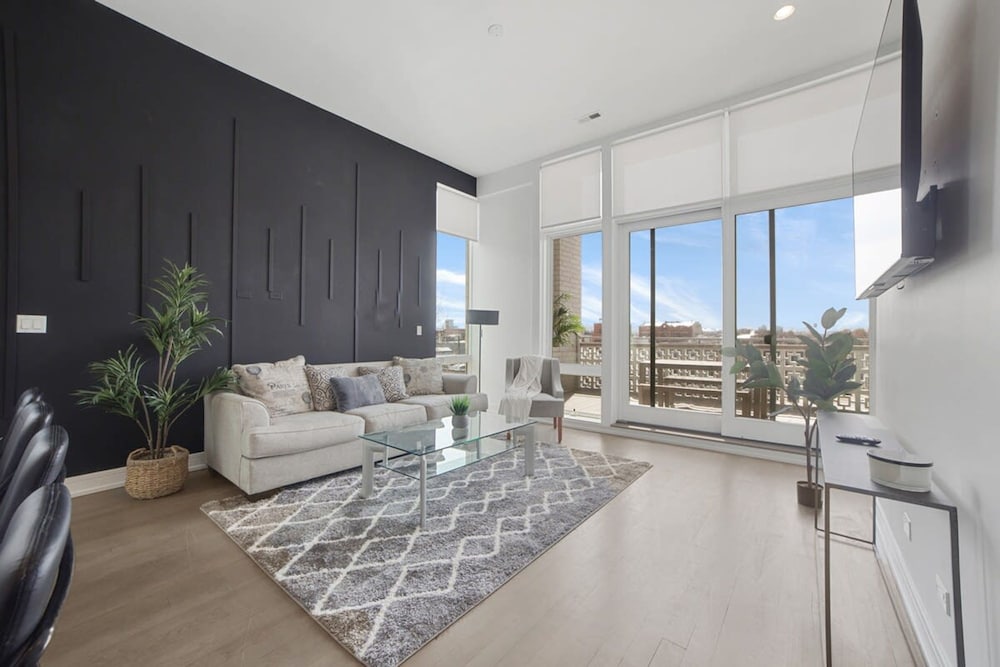 4-bedroom Penthouse w 2 Large Balconies Rooftop
