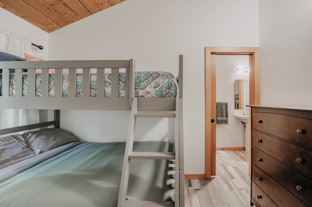 48sl - Hot Tub - Pets Ok - Wifi - Wood Stove - Sleeps 5 3 Bedroom Home by Redawning view 4