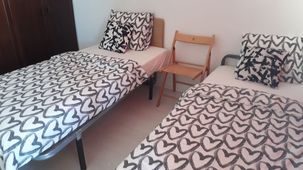 Twin Beds Bedroom Sharing, Wifi and Ac, 300 Meters From Station view 3