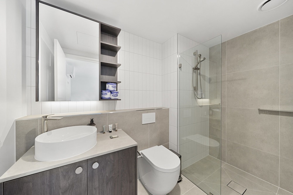 Phillip 2-bed: Chic Interiors, Amazing Amenities