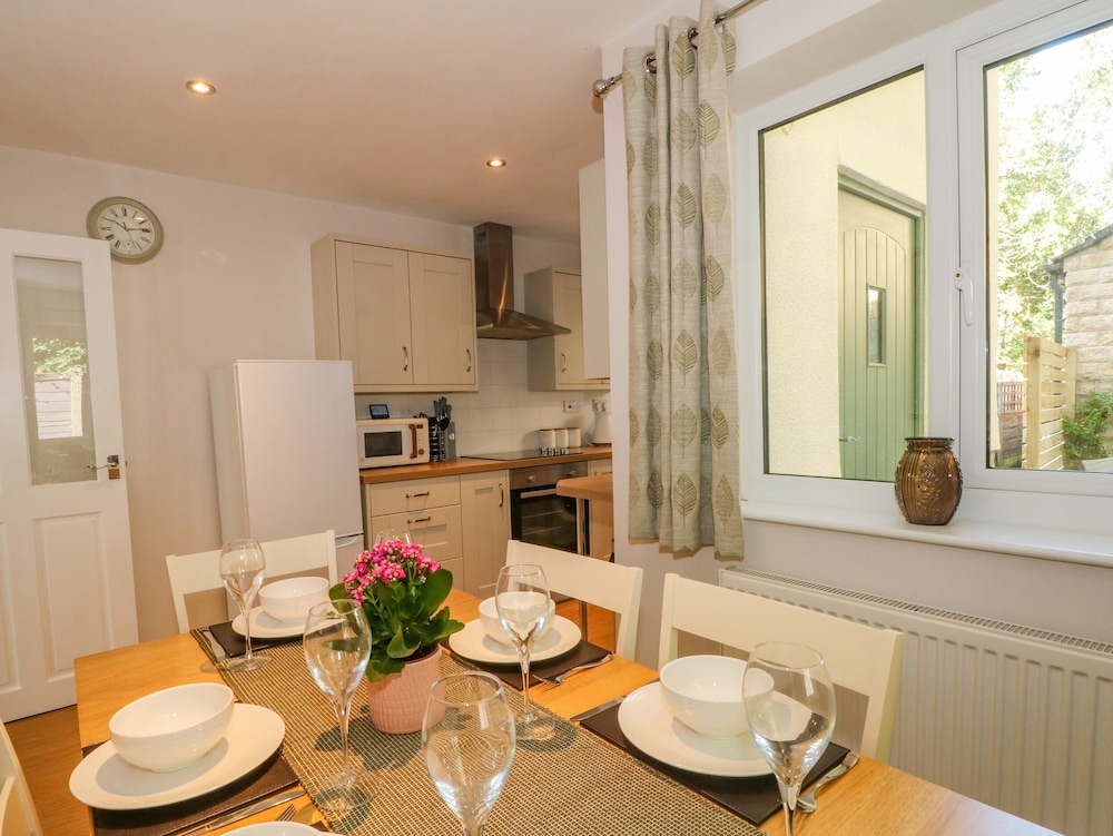 6 Hunters Green Close